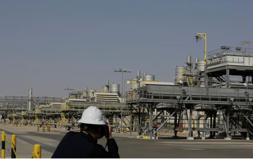 Arabia Saudite dhe Rusia zgjasin deri në fund të vitit pakësimin e prodhimit të naftës së papërpunuar