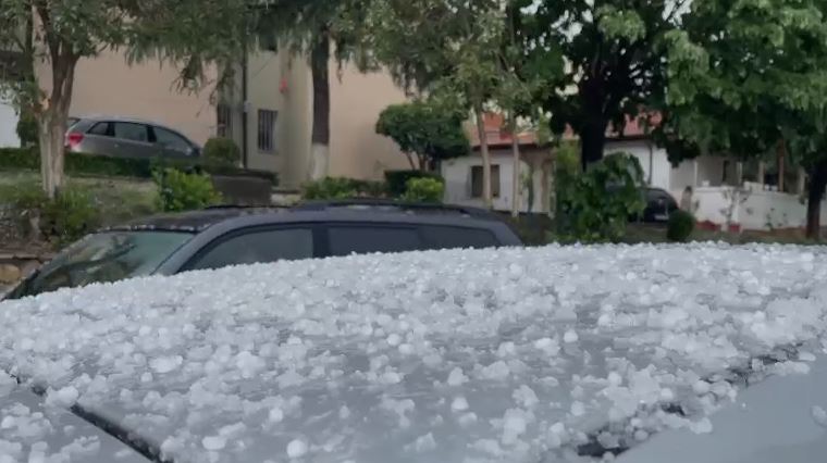 VIDEO/ Pas temperaturave të larta Mirdita “pushtohet” nga breshëri
