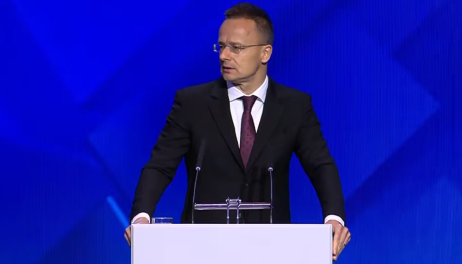 Kryediplomati hungarez kritikon sanksionet e BE-së gjatë vizitës në Minsk