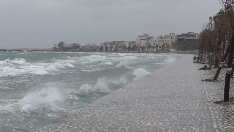 Vlorë/ Pezullohet lundrimi i mjeteve të vogla dhe anijeve të peshkimit, shkak moti i keq