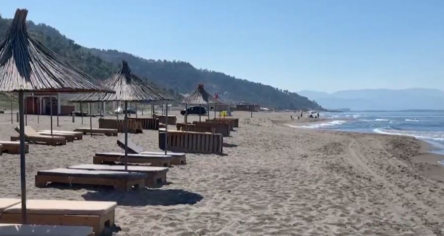 Bizneset vendosin shezlonge pa leje/ Lezhë, ndërhyrje për heqjen e shezlongëve në kundërshtim me ligjin
