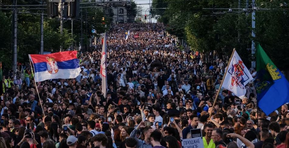 Studentët në Serbi paralajmërojnë mosbindje civile nëse nuk shpallen zgjedhjet
